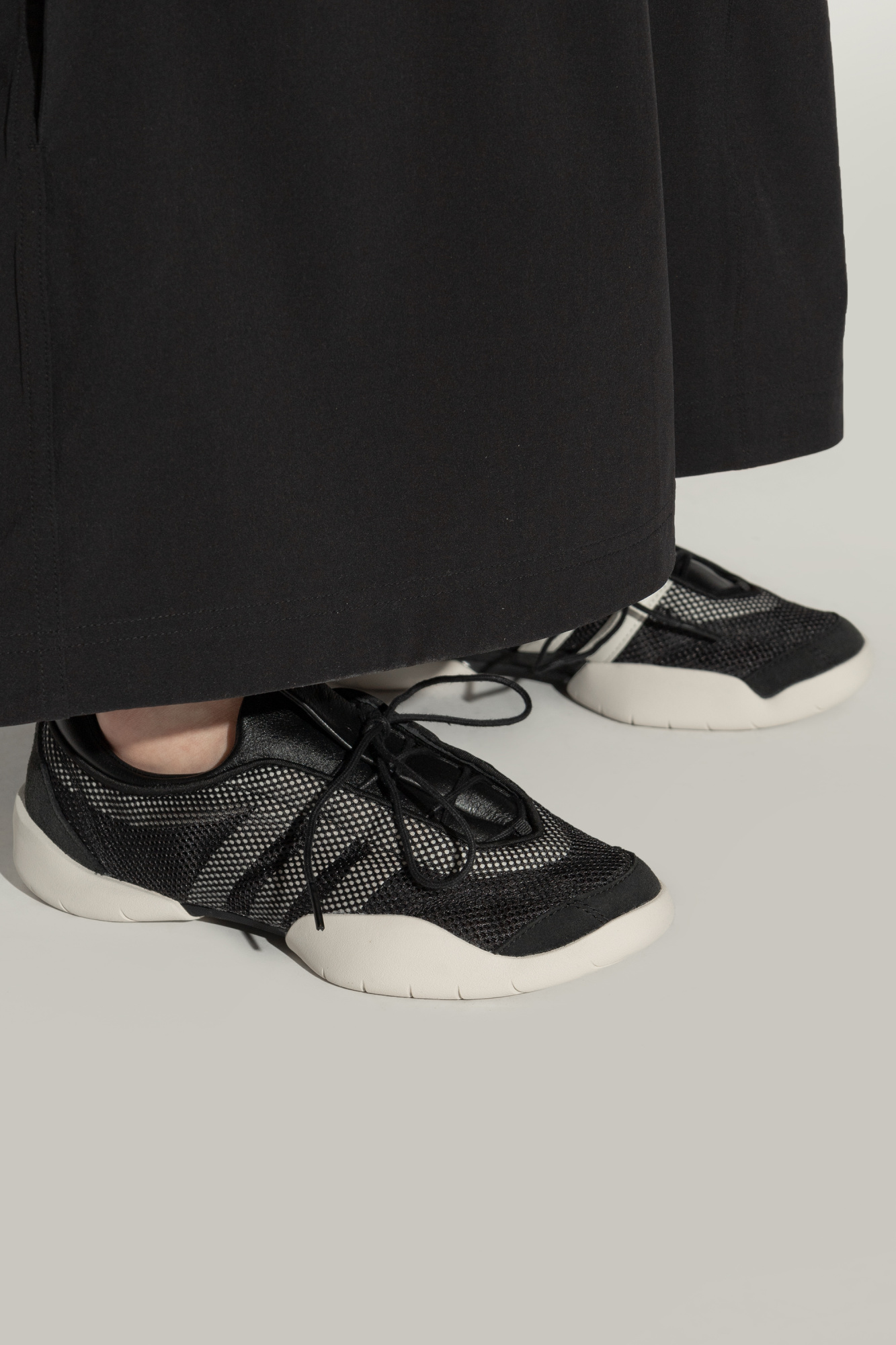 スニーカー Y-3 Woman Sneakers Black JQ4977 TALC/BLACK Y-3 STAN SMITH（スニーカー）｜Y-3（ワイスリー）の